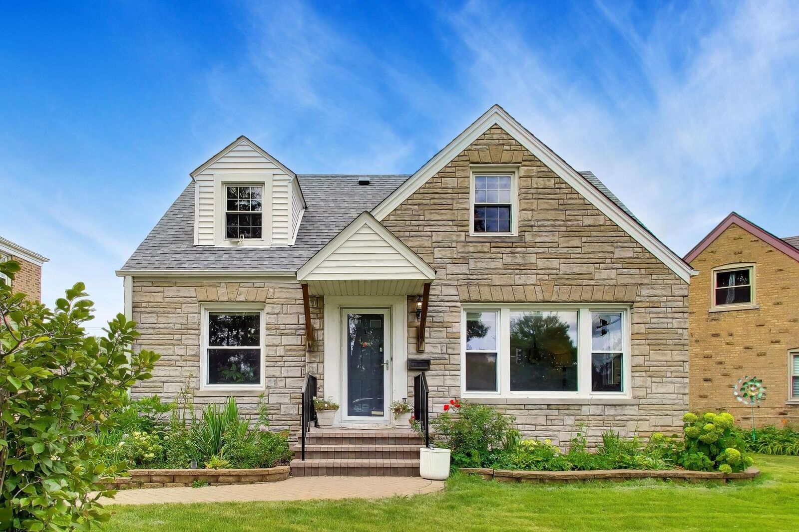 Property Photo:  6056 N Oriole Avenue  IL 60631 