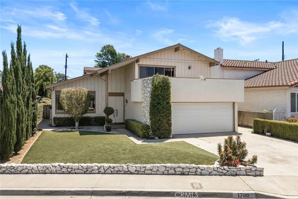 Property Photo: 1700 S Carnelian Street CA 92802