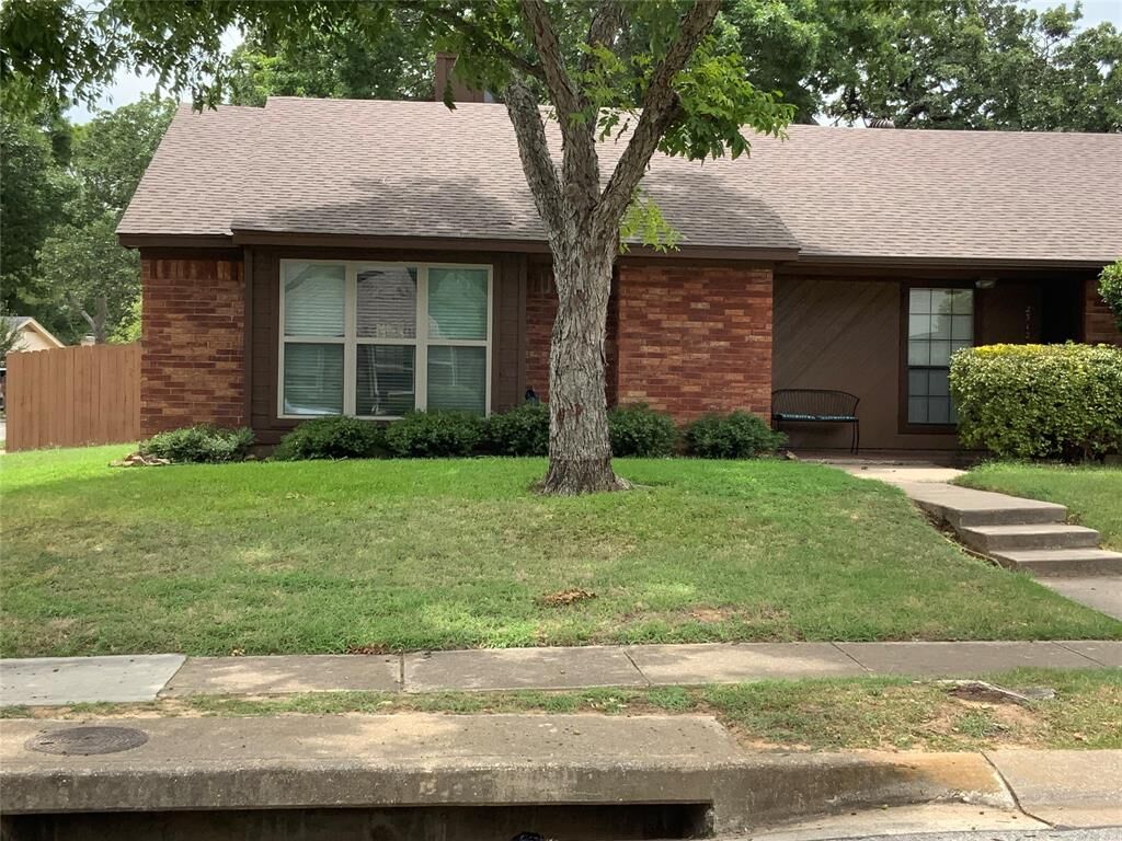 Property Photo: 2316 Dalewood Lane TX 76022