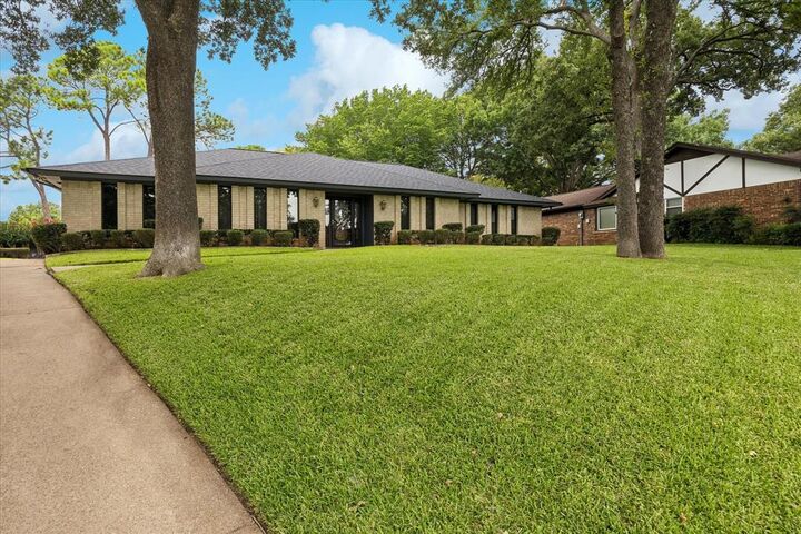 Property Photo: 66 Lincolnshire Circle TX 76021
