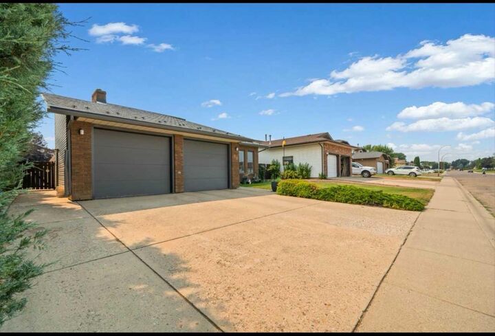 Property Photo:  16 Carry Court SE  AB T1B 3T9 