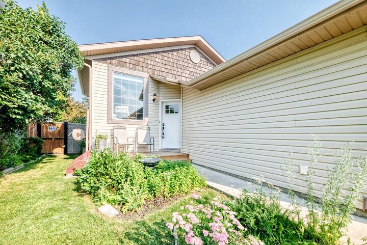 Property Photo: 32 Cimarron Meadows Way AB T1S 1T4