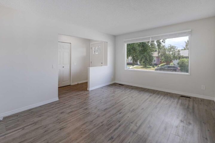 Property Photo:  452 Queen Alexandra Way SE  AB T2J 3P1 
