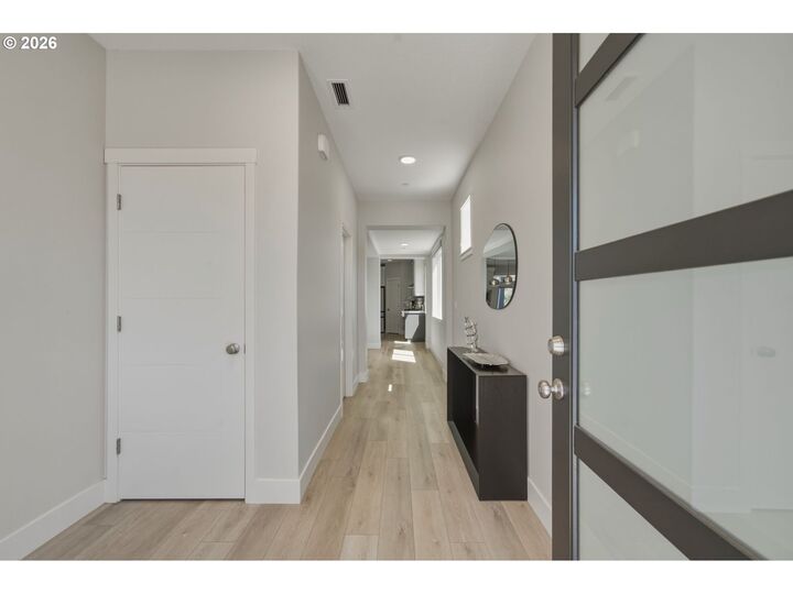 Property Photo: 207 W Laurel St WA 98671