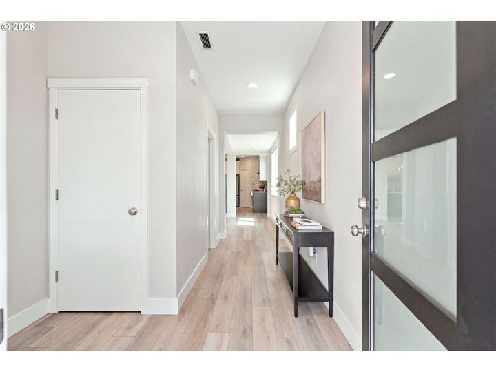 Property Photo:  207 W Laurel St  WA 98671 