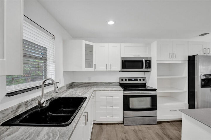 Property Photo:  5981 NE 22nd Way  FL 33308 