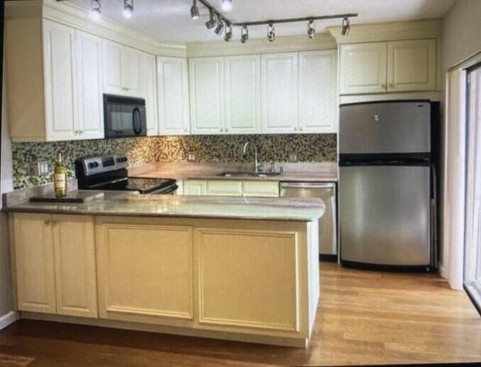 Property Photo: 1700 Embassy Drive 105 FL 33401