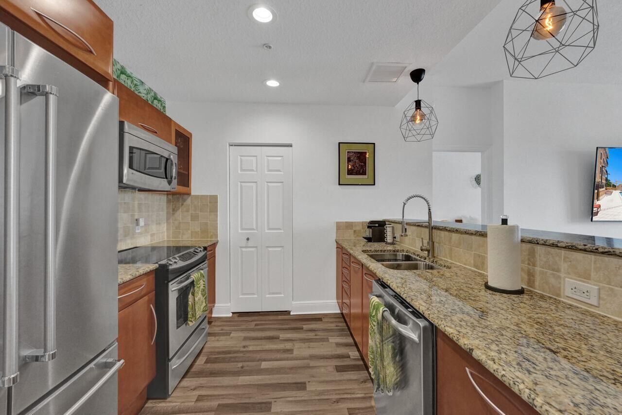 Property Photo:  511 Lucerne Avenue 613  FL 33460 