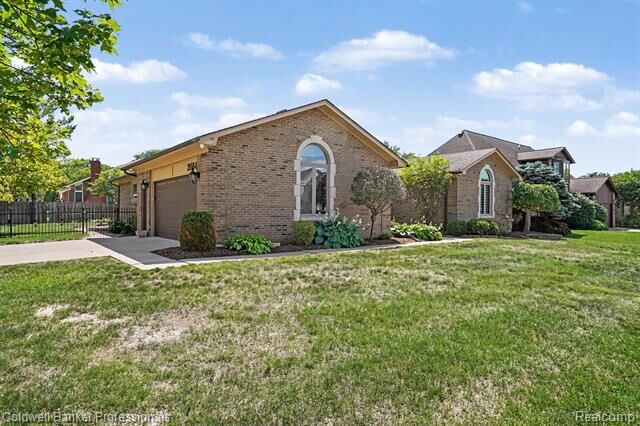 Property Photo:  2664 Woodford Drive  MI 48310 
