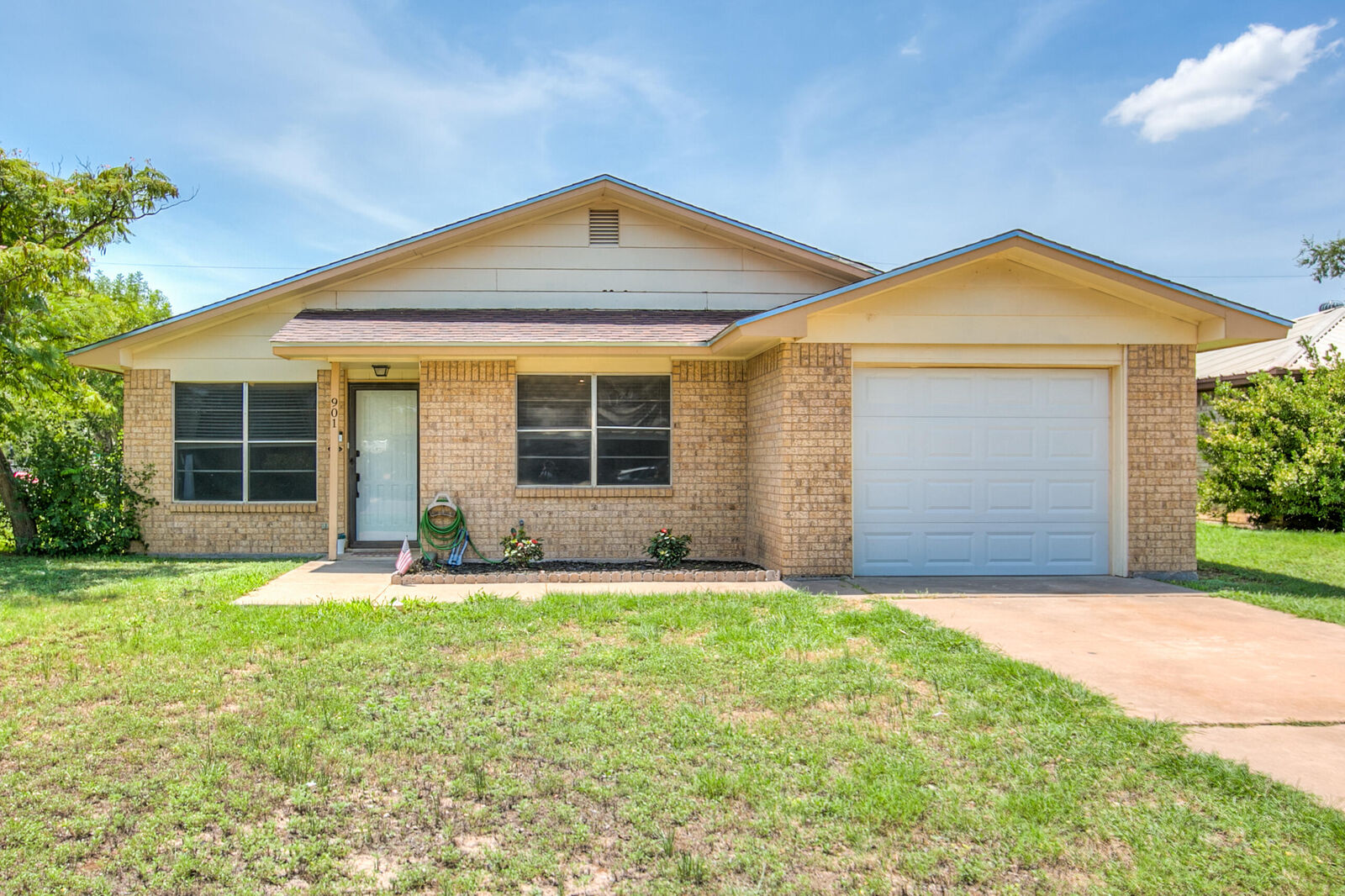 Property Photo:  901 E 42nd Street  TX 76903 