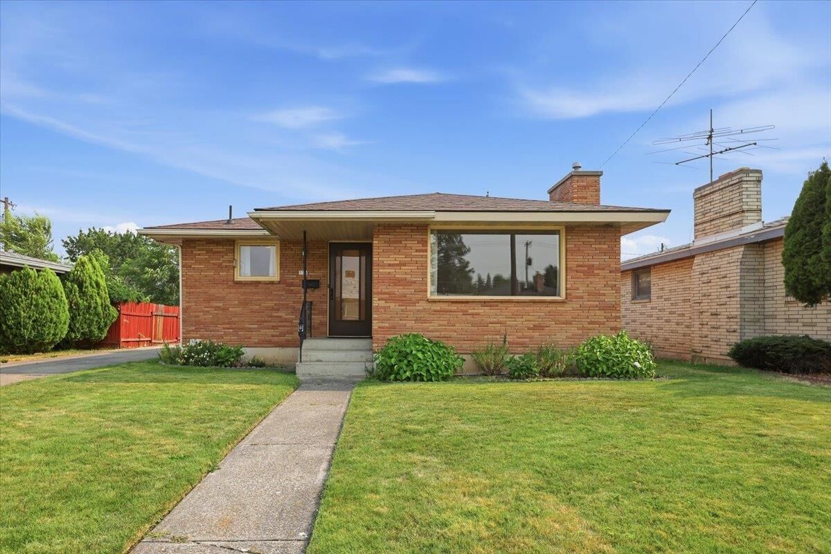 Property Photo:  530 E Rockwell Ave  WA 99207 