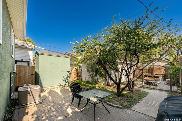 Property Photo:  204 25th Street W  SK S7L 0C4 