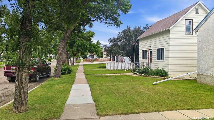 Property Photo: 202 2nd Avenue E SK S0L 2V0