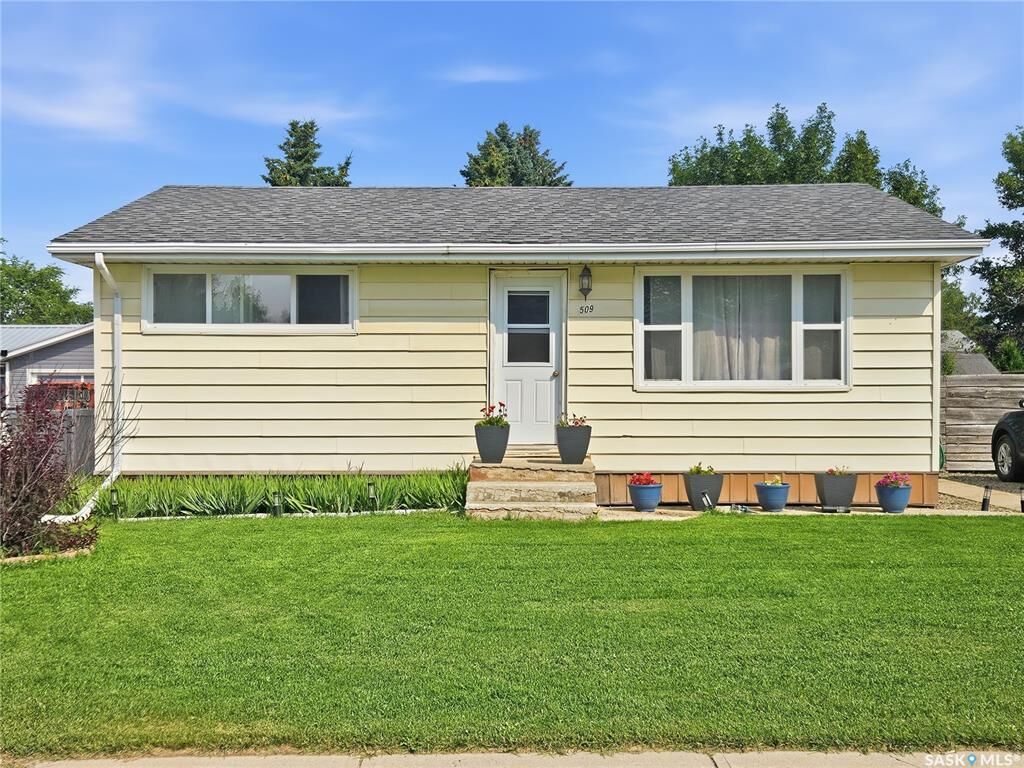 Property Photo:  509 7th Avenue W  SK S0K 0M0 