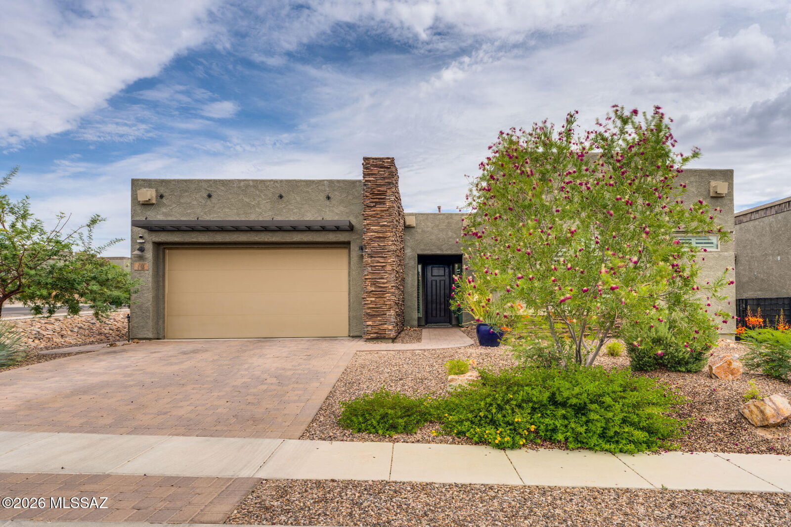 Property Photo: 365 E Day Flower Drive AZ 85755