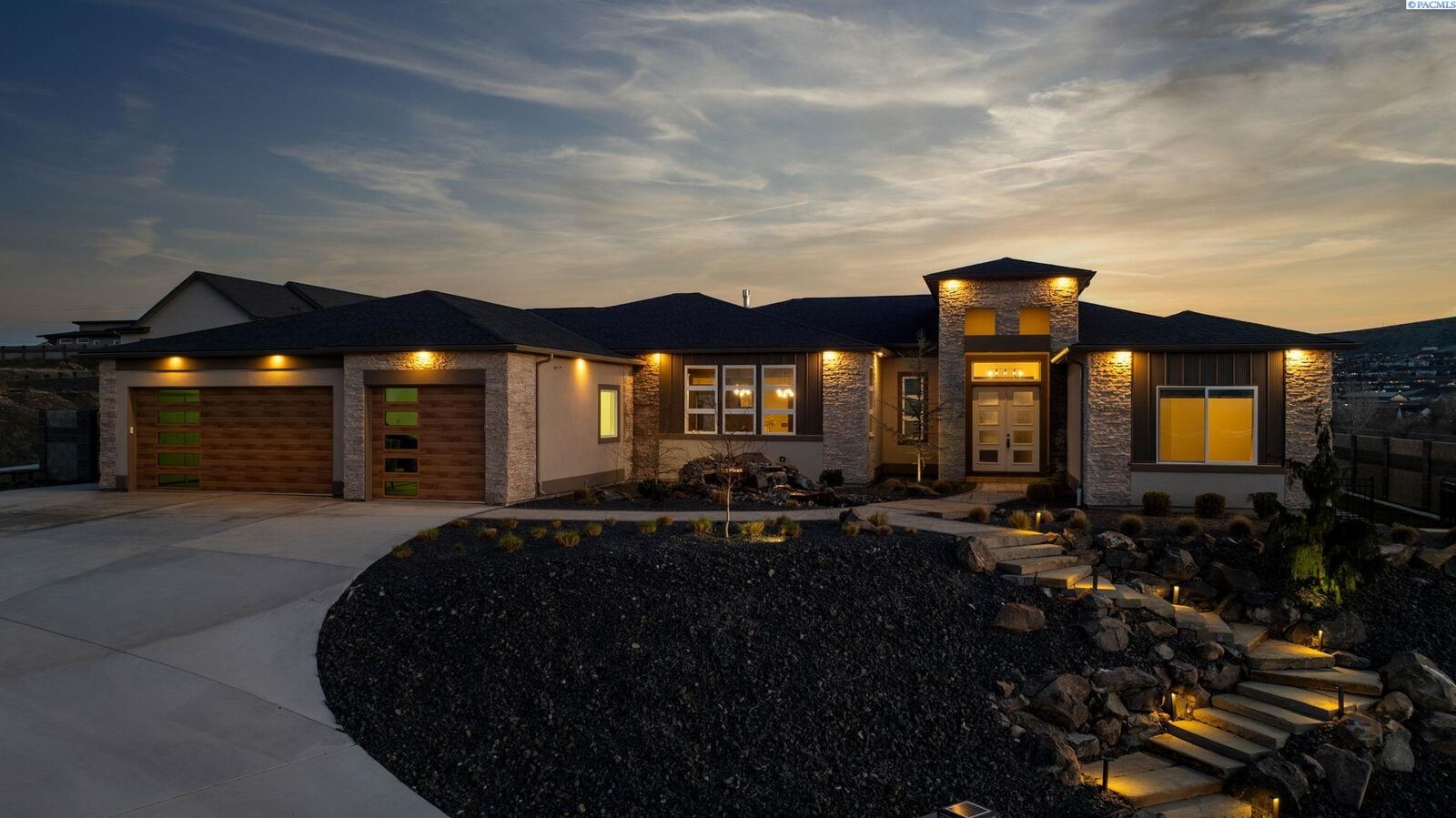 Property Photo:  946 Heidel Ct  WA 99352 