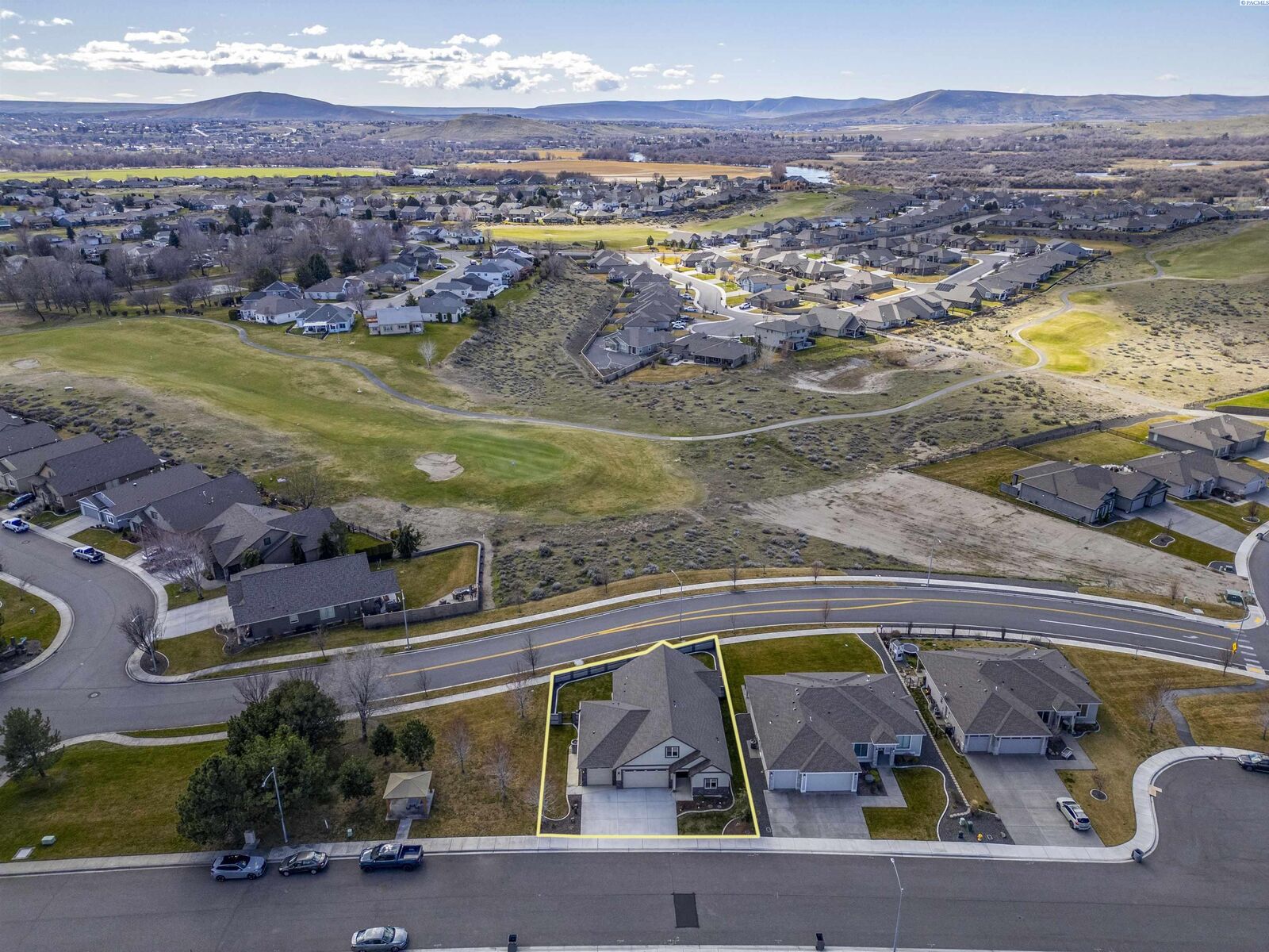 Property Photo:  2713 Torrey Pines Way  WA 99354 