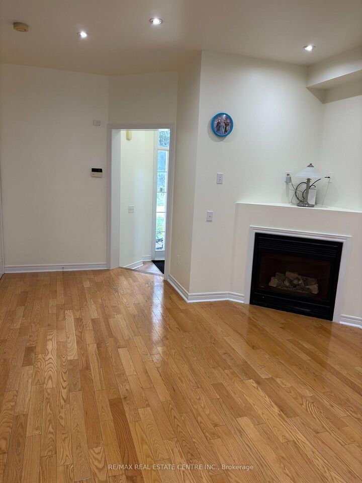 Property Photo: 799 Ledbury Crescent ON L5V 2P9