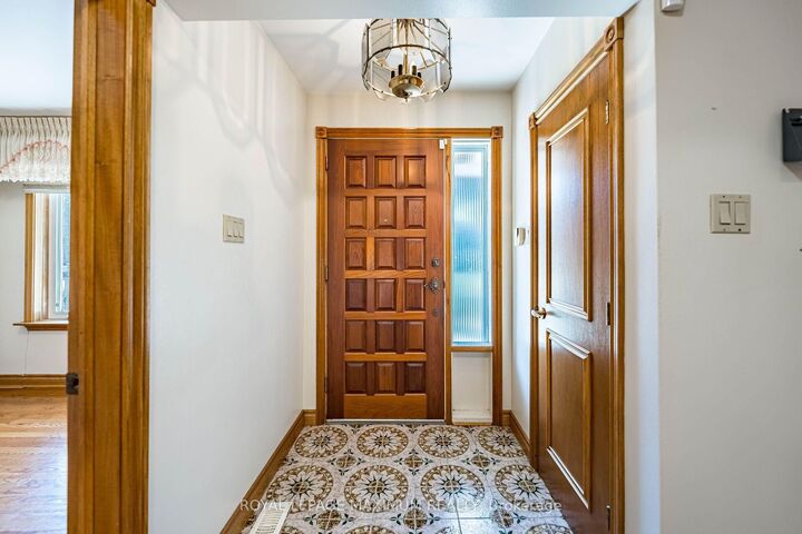 Property Photo:  40 Broadoaks Drive  ON M3J 1E6 