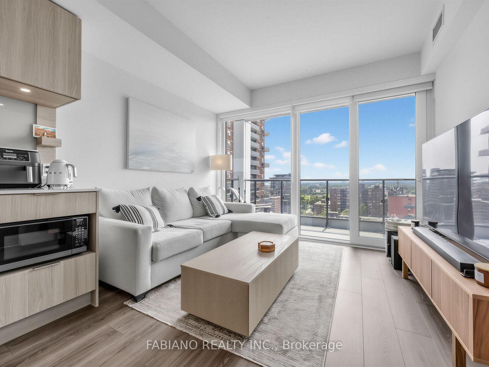 Property Photo:  28 Ann Street 1313  ON L5G 0E1 