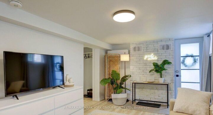 Property Photo:  40 Sophia Street W Lower  ON L4N 1J3 