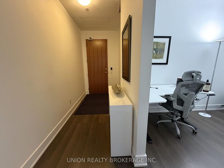 Property Photo:  111 St. Clair Avenue W 1527  ON M4V 1N5 
