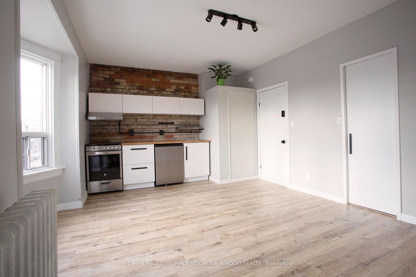 Property Photo:  2088 Dundas Street W  ON M6R 1W9 