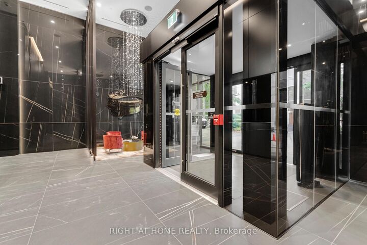 11 Yorkville Avenue 2113 — photo 1