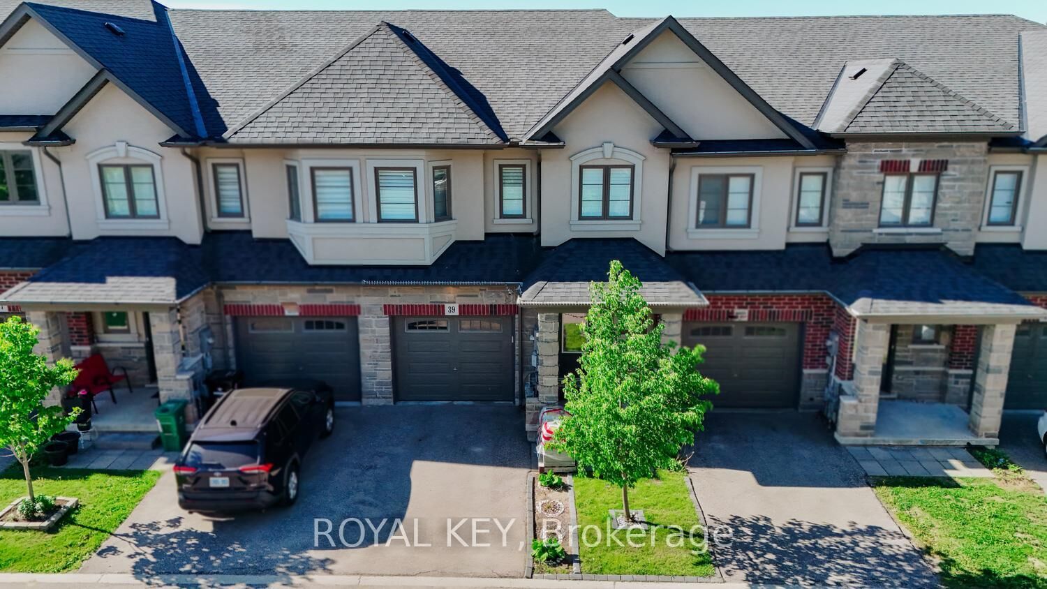 Property Photo:  324 Equestrian Way 39  ON N3E 0C1 
