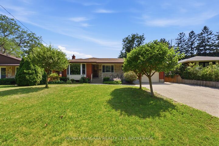 11 Richelieu Drive — photo 1