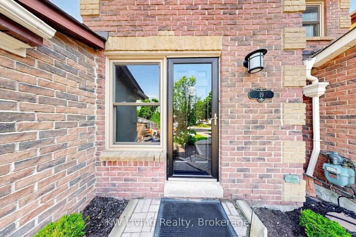 Property Photo: 19 Sarah Jane Court ON L3P 4A6