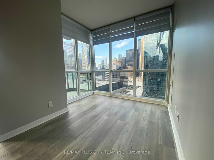 Property Photo:  18 Harbour Street 1802  ON M5E 1Z8 