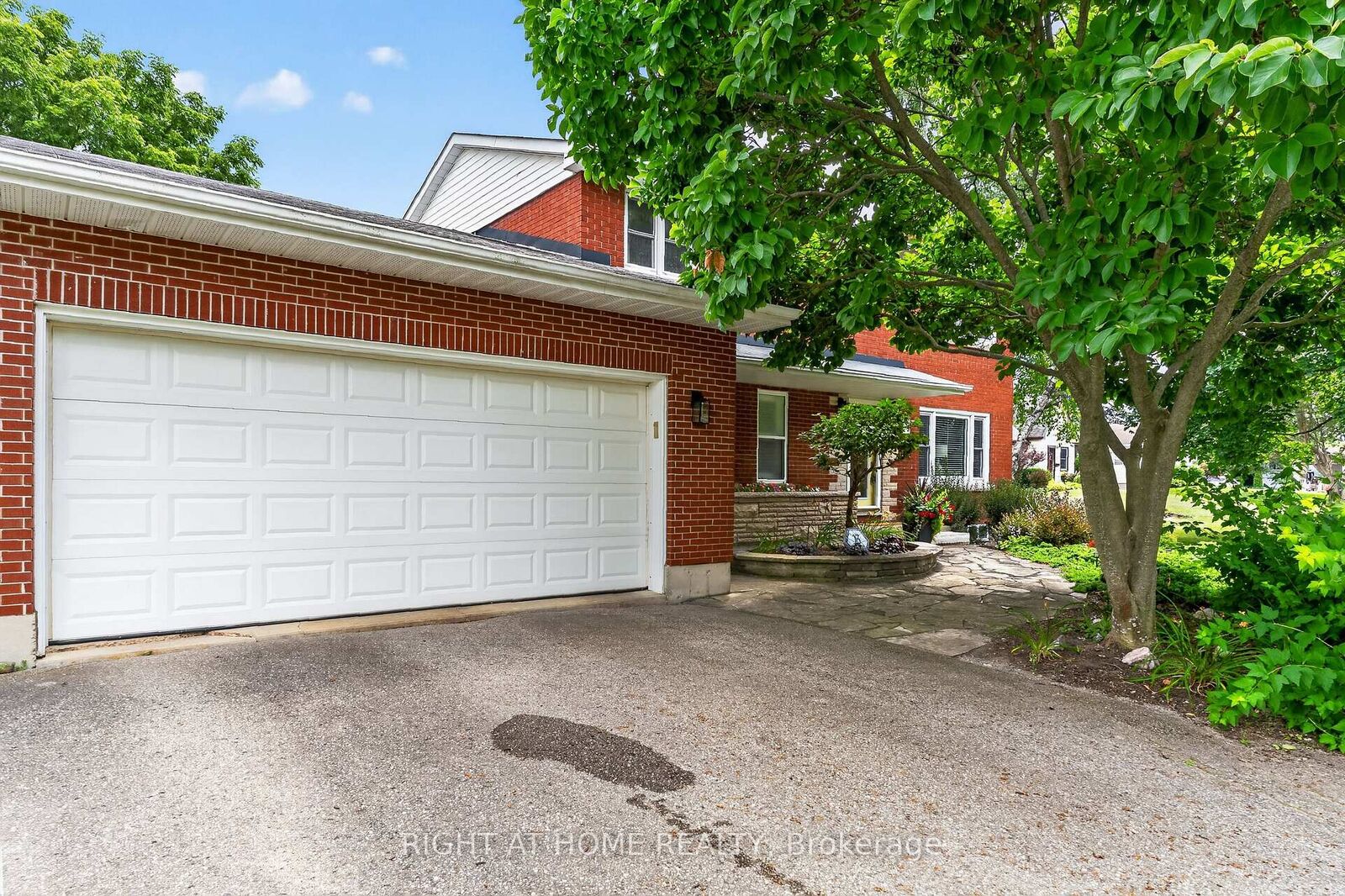 Property Photo:  39 Park Avenue  ON N5R 4V9 