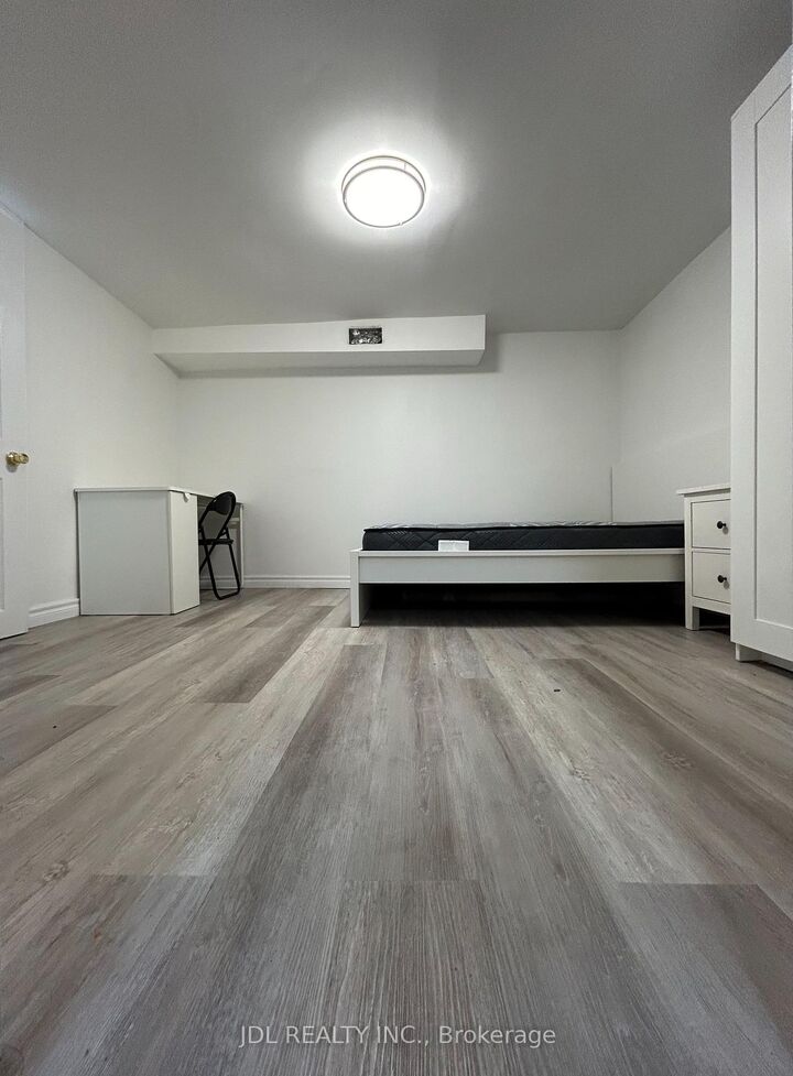 Property Photo:  4 Fitzroy Terr Terrace Master Bedroom Bsmt  ON M5T 2K3 