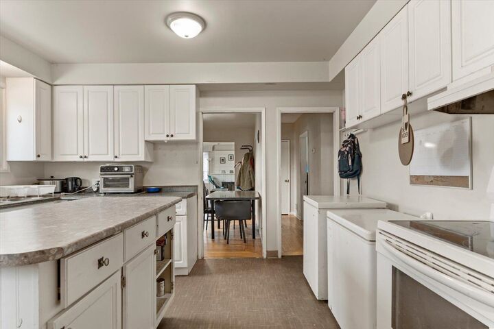 33919 Victory Boulevard — photo 1
