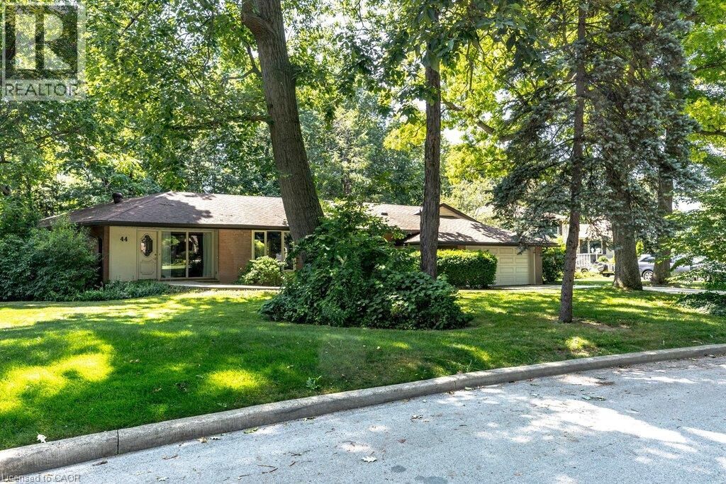 Photo de la propriété:  44 Colquhoun Crescent  ON L9C 4W8 