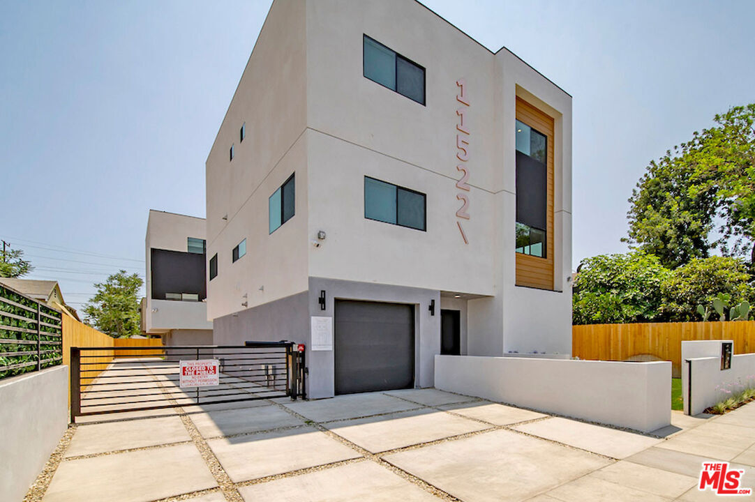 Property Photo: 11520 Emelita St CA 91601