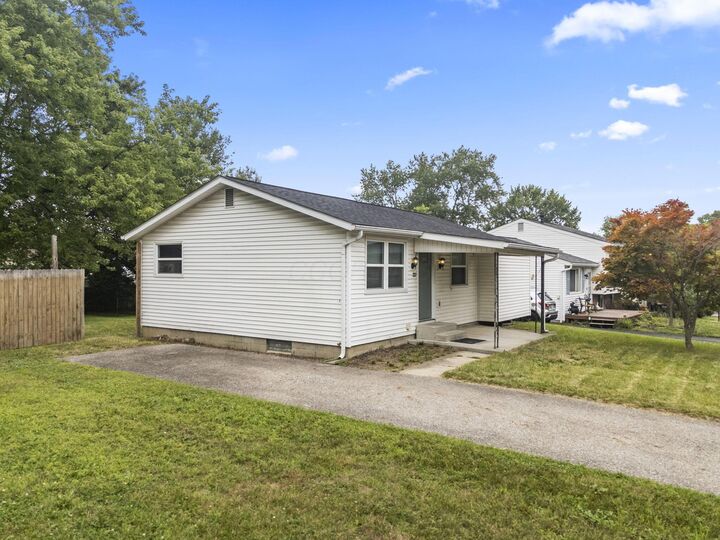 Property Photo: 1679 Woodhurst Court OH 43223