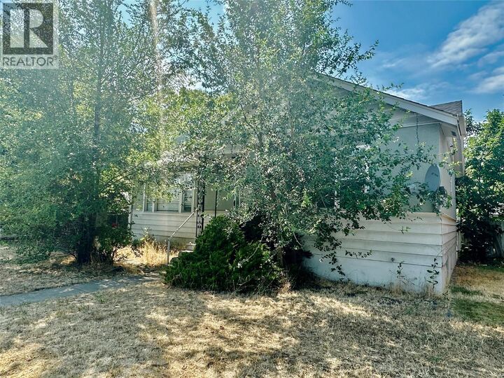 Property Photo: 2038 Richter Street BC V1Y 2N5