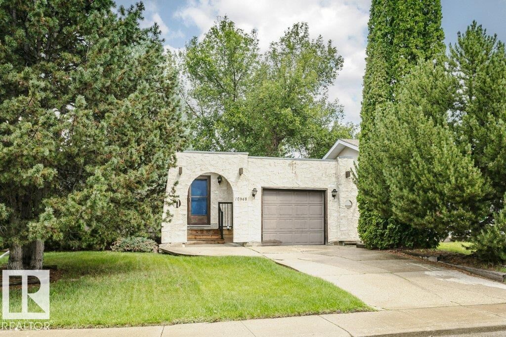 Property Photo:  10968 35 Avenue NW  AB T6J 2V3 