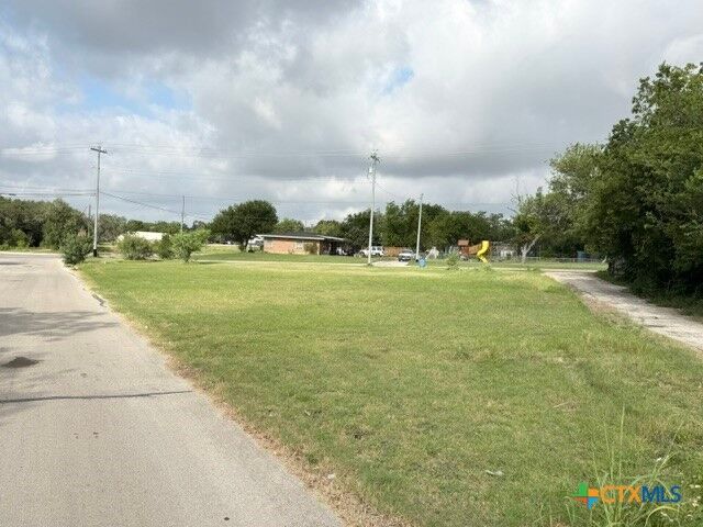Property Photo:  301 N Heideke Street  TX 78155 