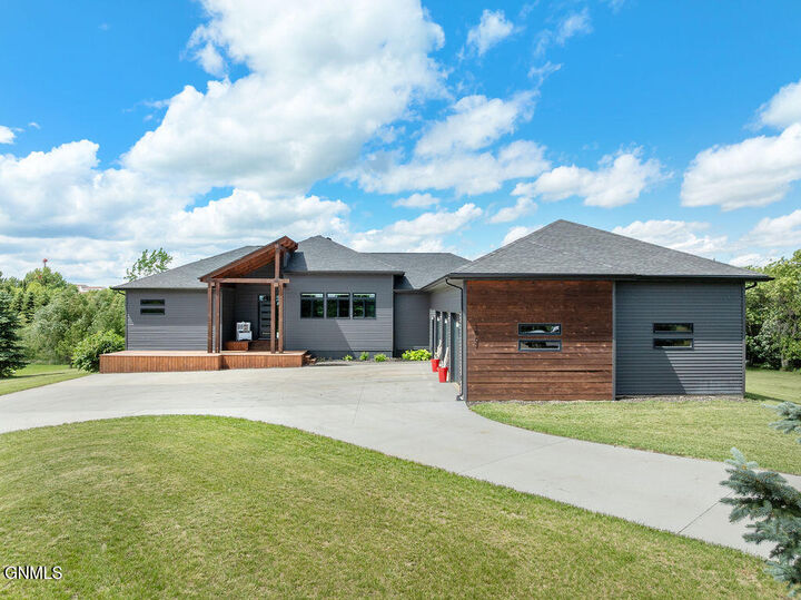 Property Photo:  1007 5th Street SE  ND 58368 