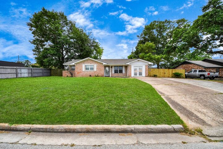 Property Photo: 811 Hillcrest Drive TX 77301
