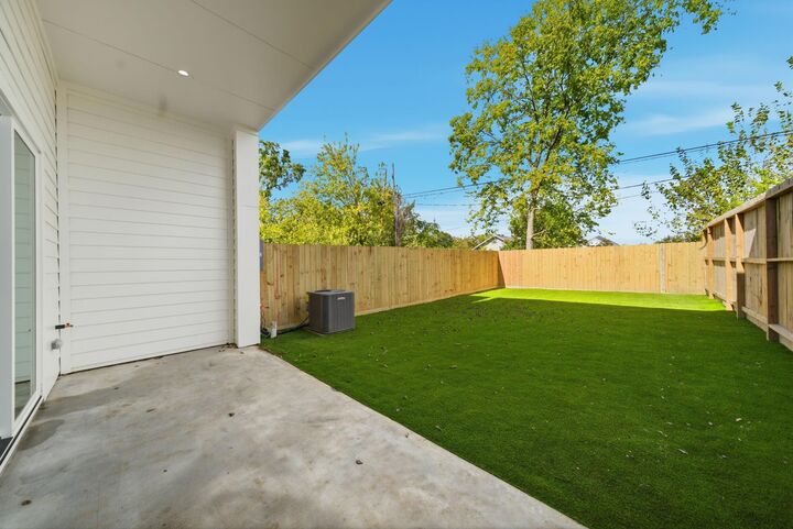 Property Photo:  835 W 25th Street  TX 77008 