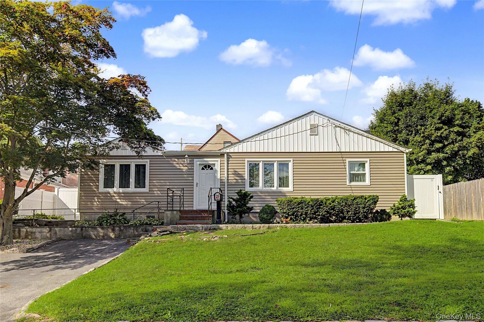 Property Photo:  28 Roundhill Drive  NY 10710 