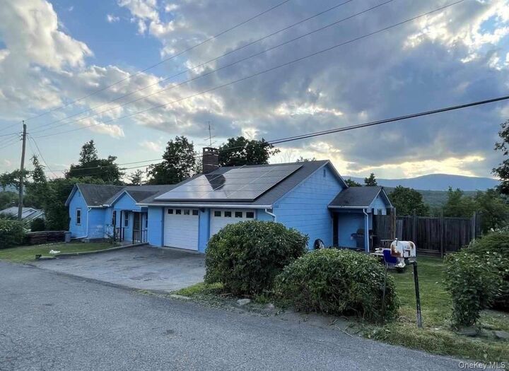 Property Photo:  29 Saugerties Manor Road  NY 12477 