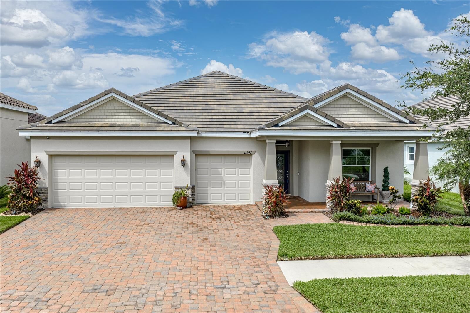 Property Photo:  11947 Sand Myrtle Road  FL 33579 