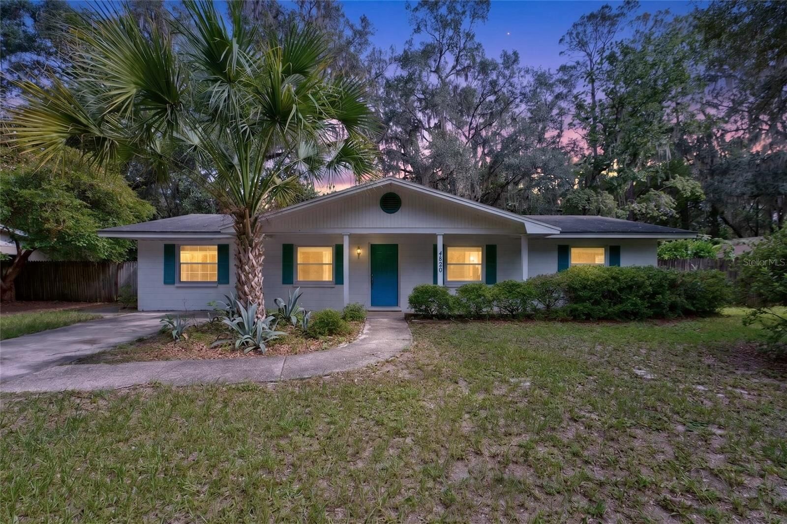 Property Photo:  4820 NE 4th Place  FL 32641 