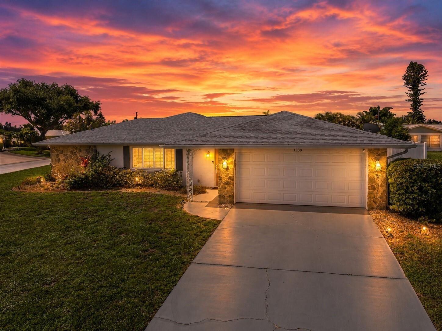 Property Photo:  1330 Cambridge Drive  FL 34293 