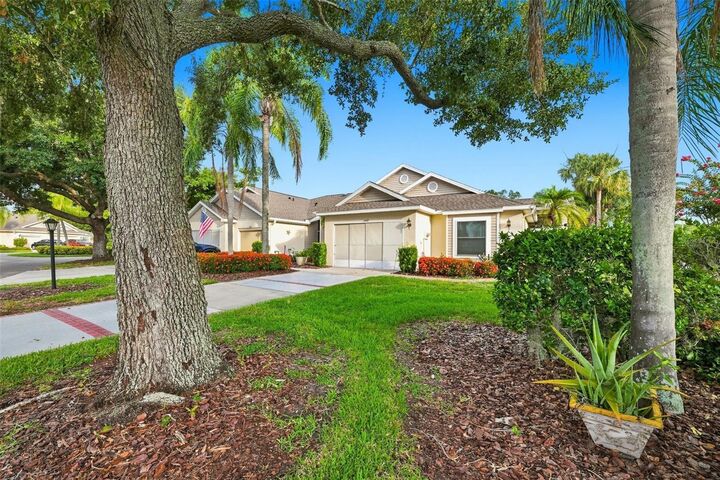 Property Photo:  2401 Nantucket Glen Place 11  FL 33573 